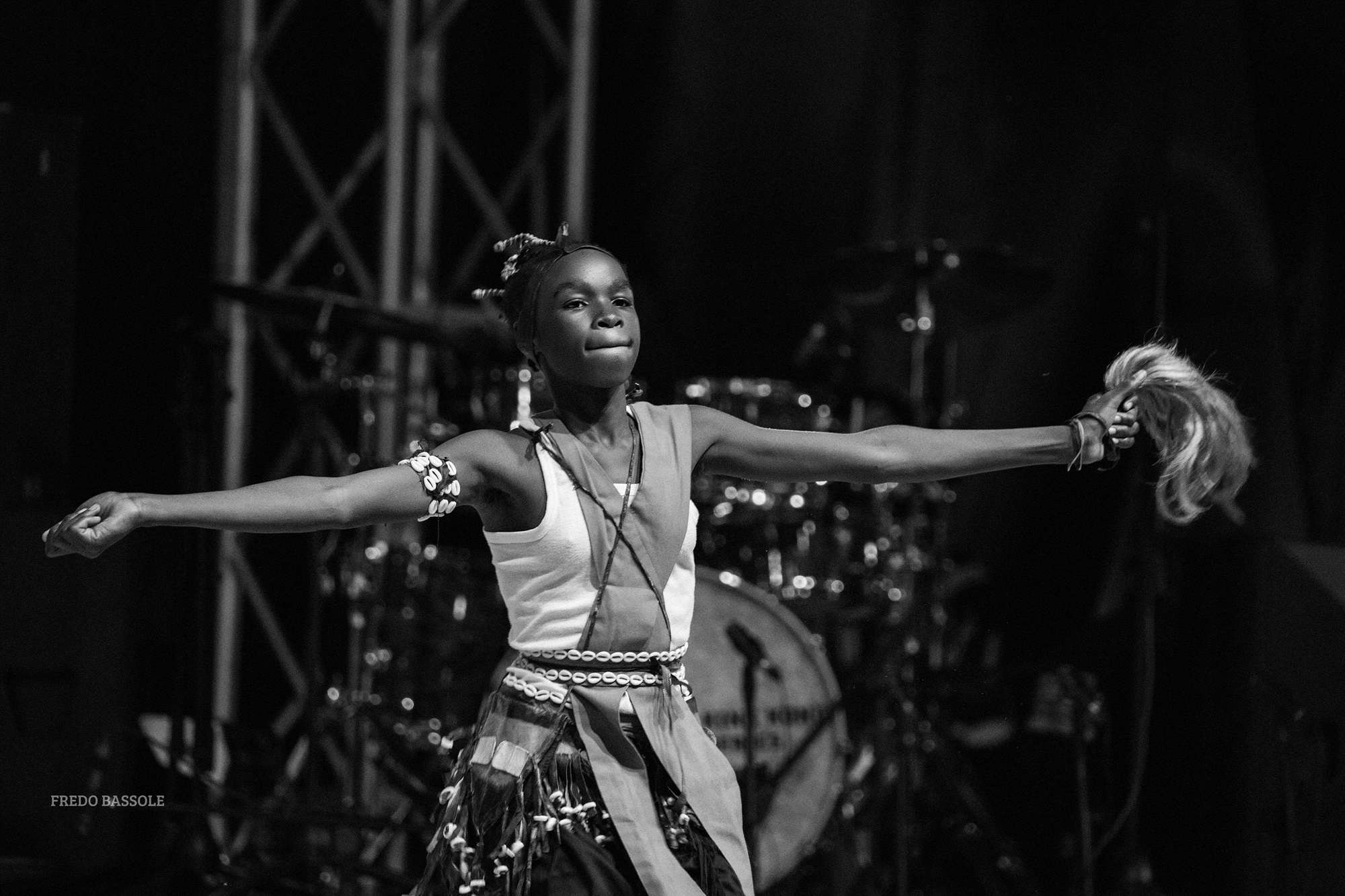 Danseuse traditionnelle bras ouverts sur scene, noir et blanc