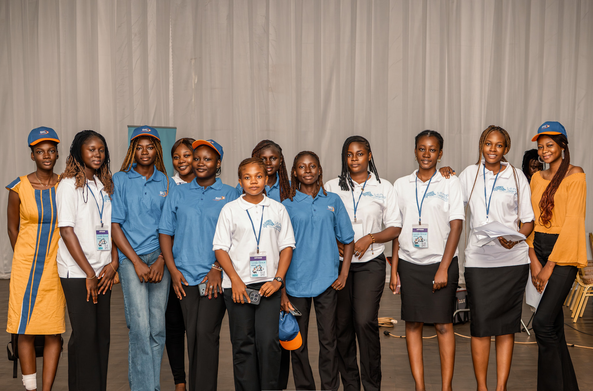 Photo de groupe d'une équipe de jeunes hôtesses
