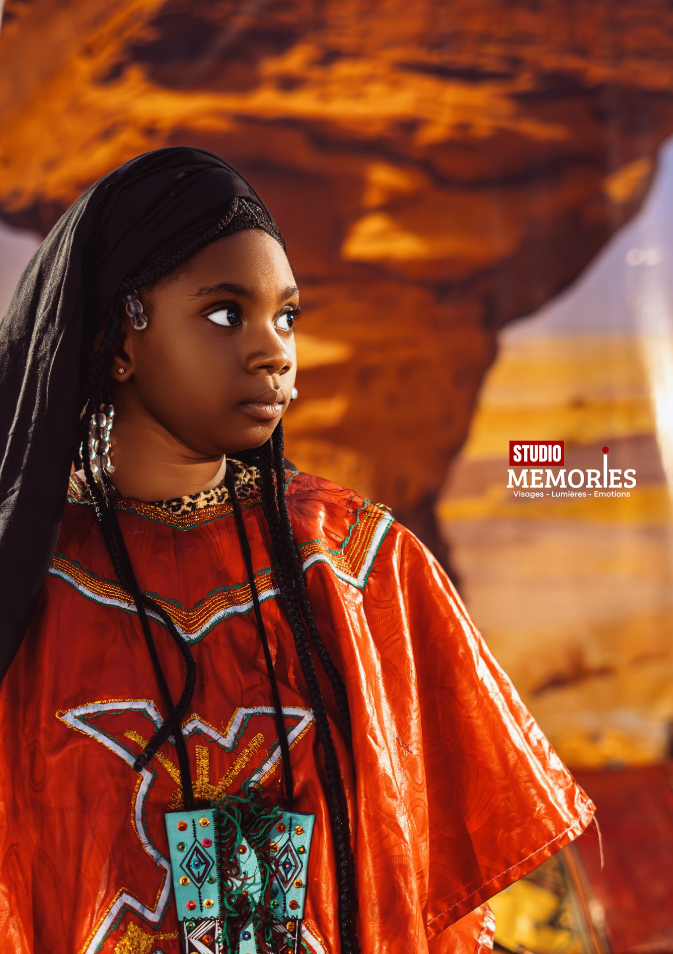 Jeune fille en tenue traditionnelle rouge, regard au loin