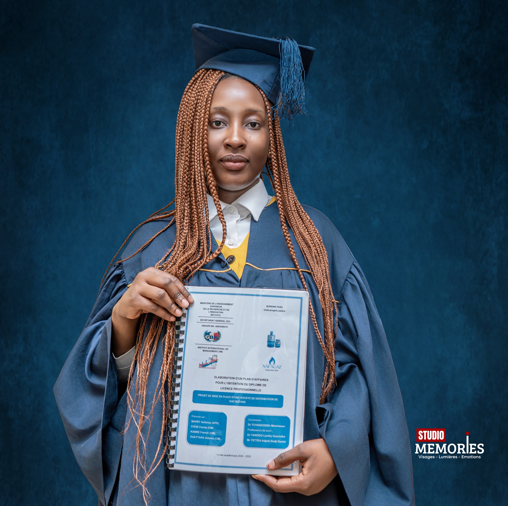 Jeune diplomee en toge presentant son memoire de fin d’etudes