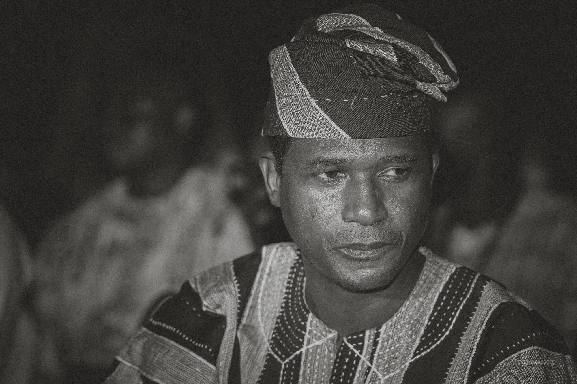 Portrait en noir et blanc d’un homme au turban traditionnel