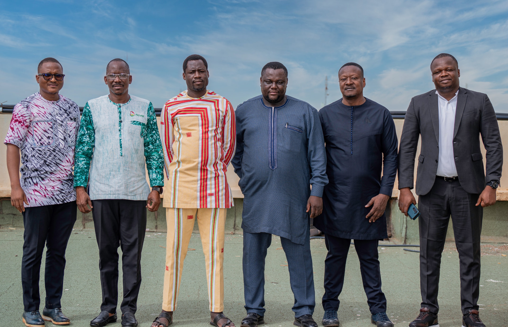 Photo de groupe de professionnels en tenues traditionnelles et costumes