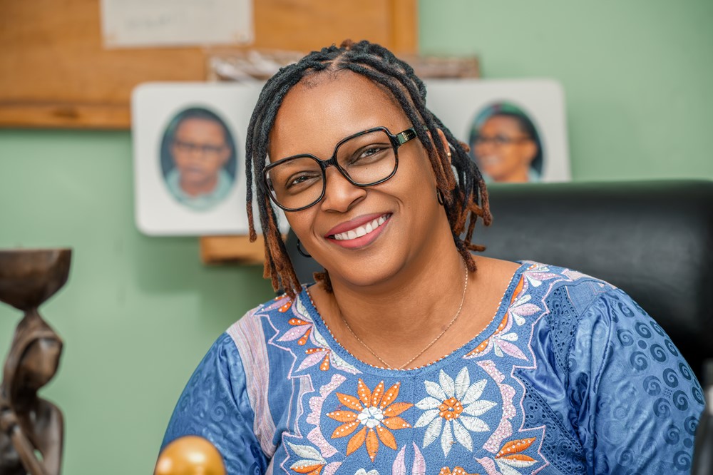 Portrait souriant d’une femme aux lunettes en tenue brodée
