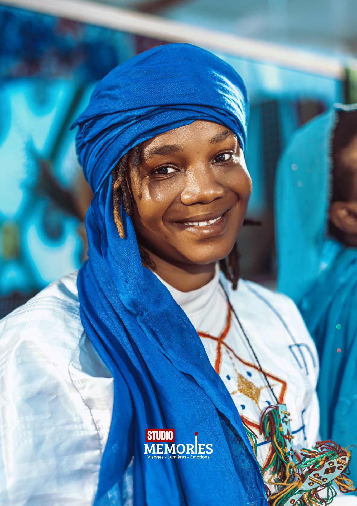 Sourire lumineux d’une jeune femme au turban bleu