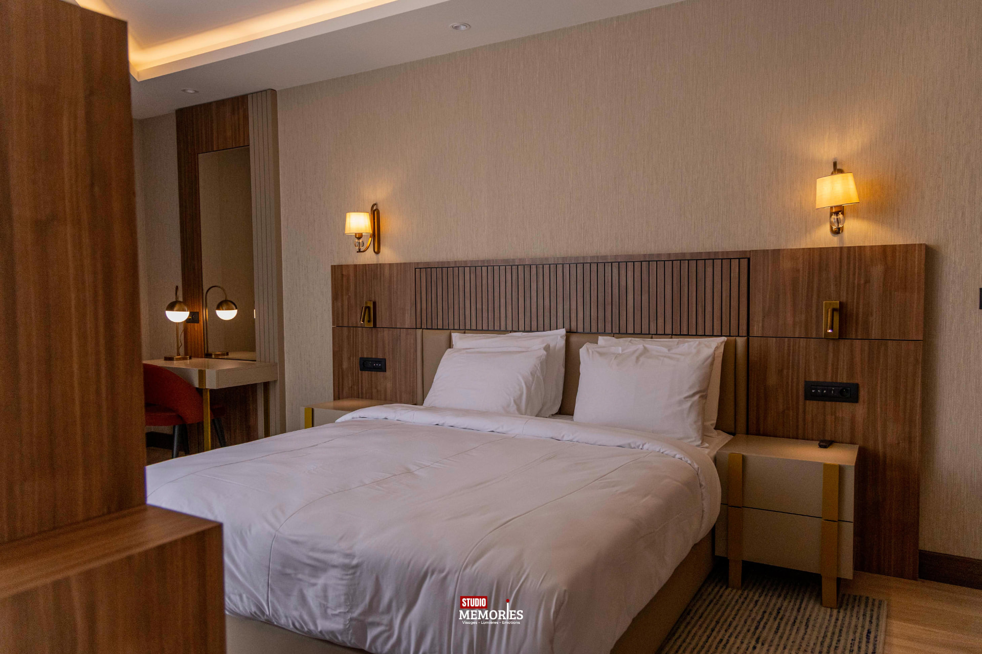 Chambre d’hôtel élégante aux tons boisés et lumineux